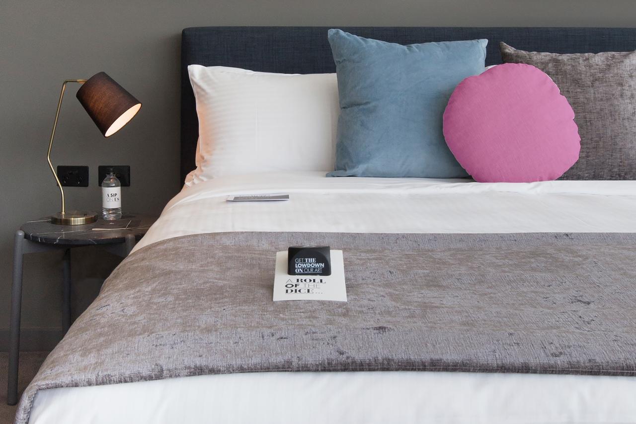 Art Series - The Chen Box Hill Eksteriør bilde A bed with a throw