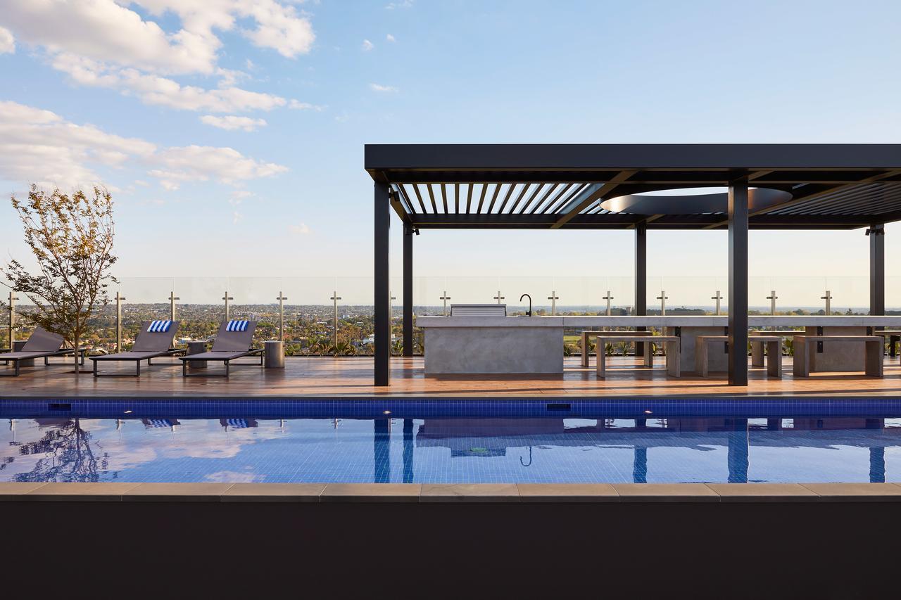 Art Series - The Chen Box Hill Eksteriør bilde Rooftop pool