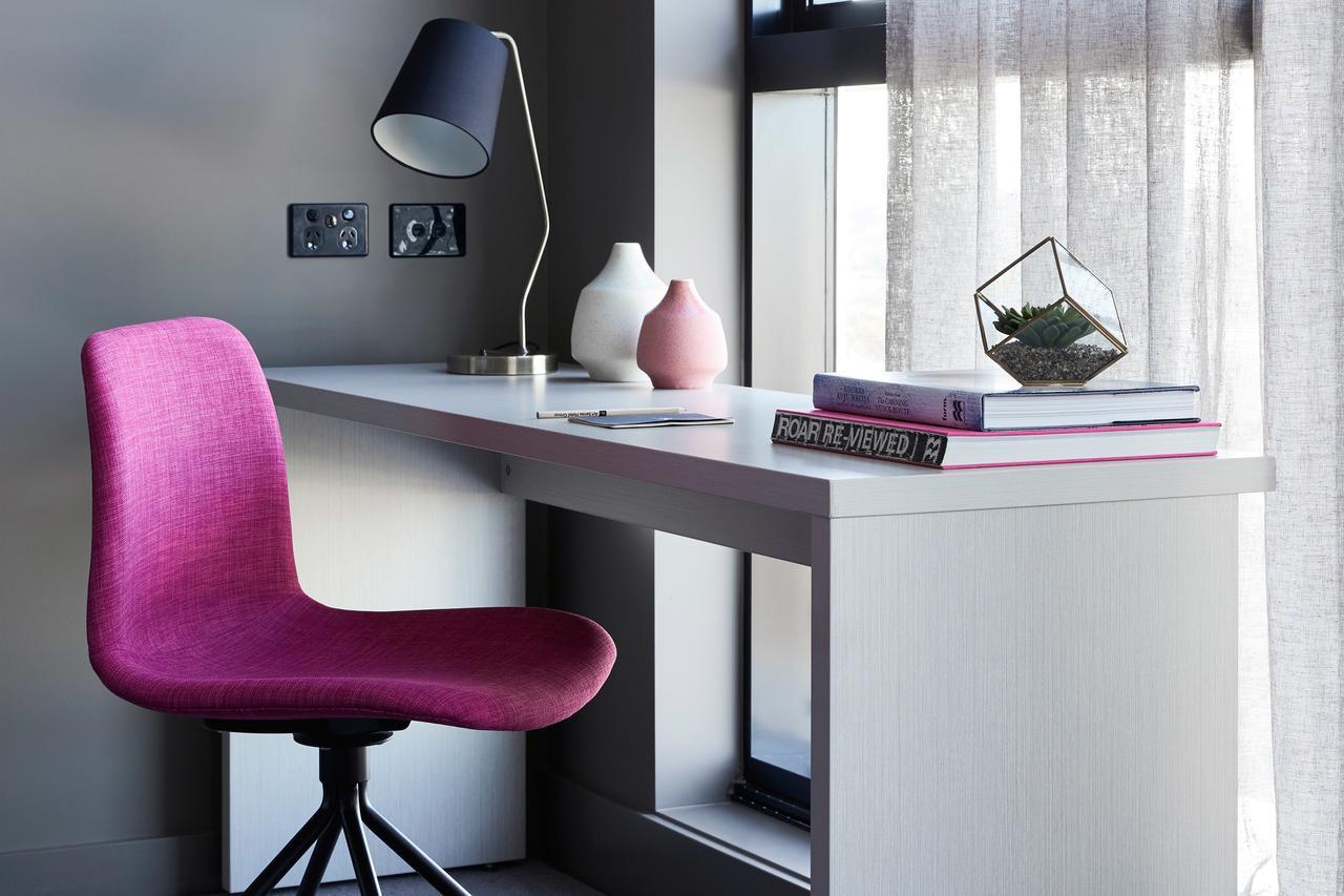 Art Series - The Chen Box Hill Eksteriør bilde A desk with a chair